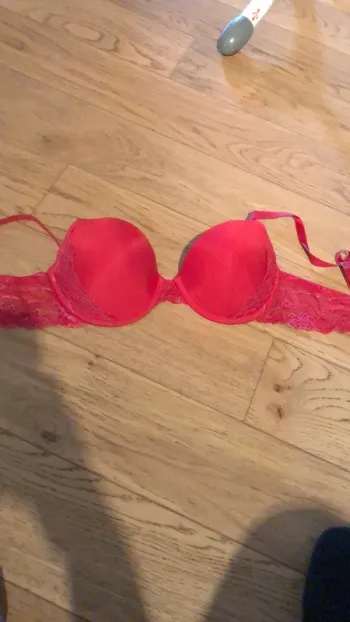 Soutien gorge rouge avec détails dentelle