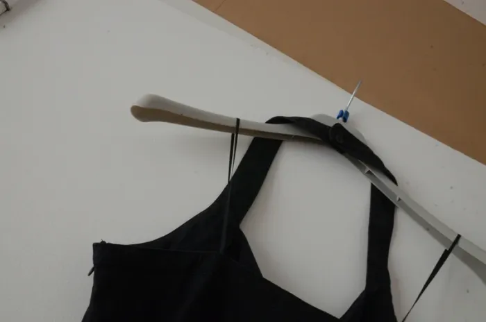 Robe noire dos nu - photo numéro 3