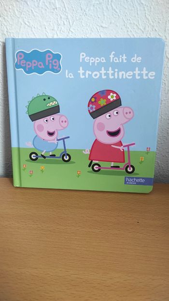 Peppa fait de la trotinette