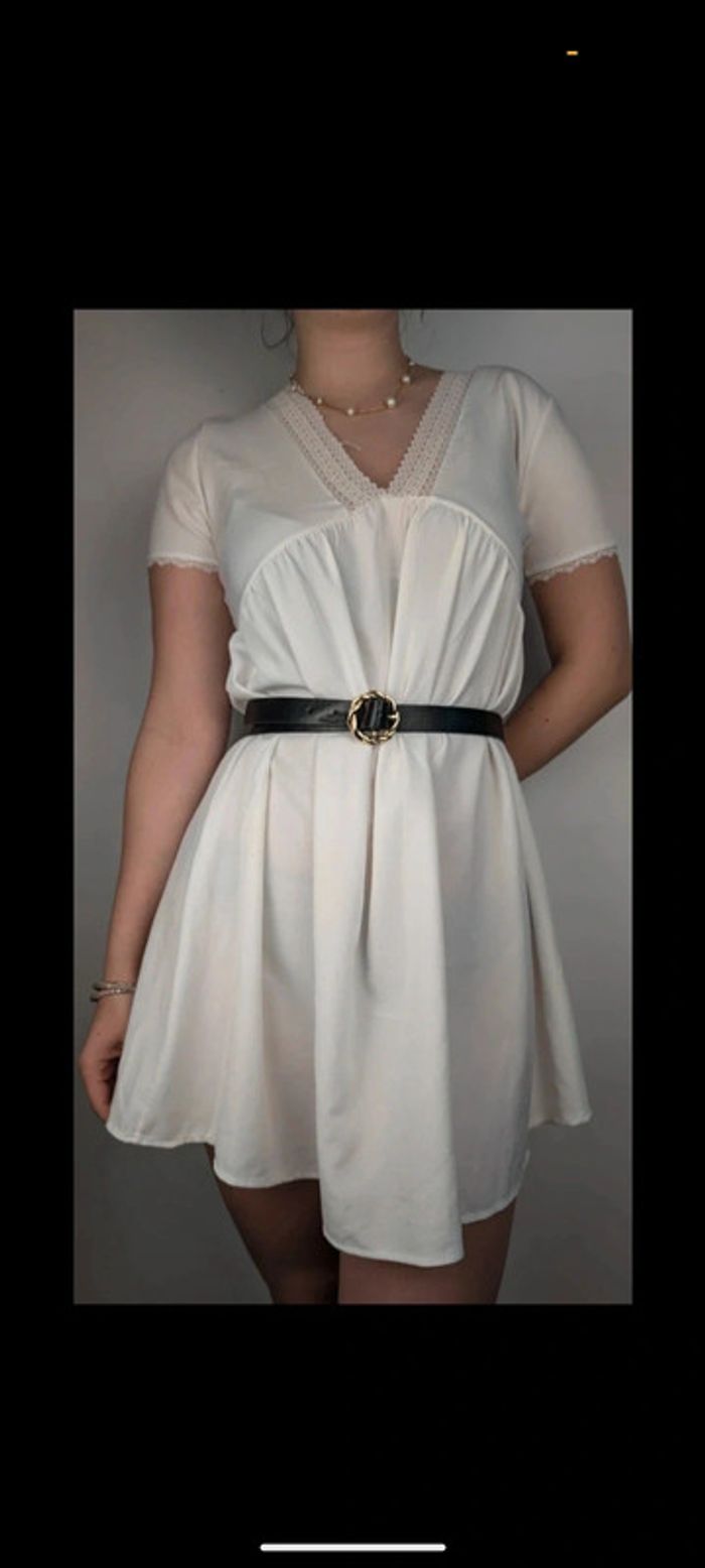 Robe blanche décolletée