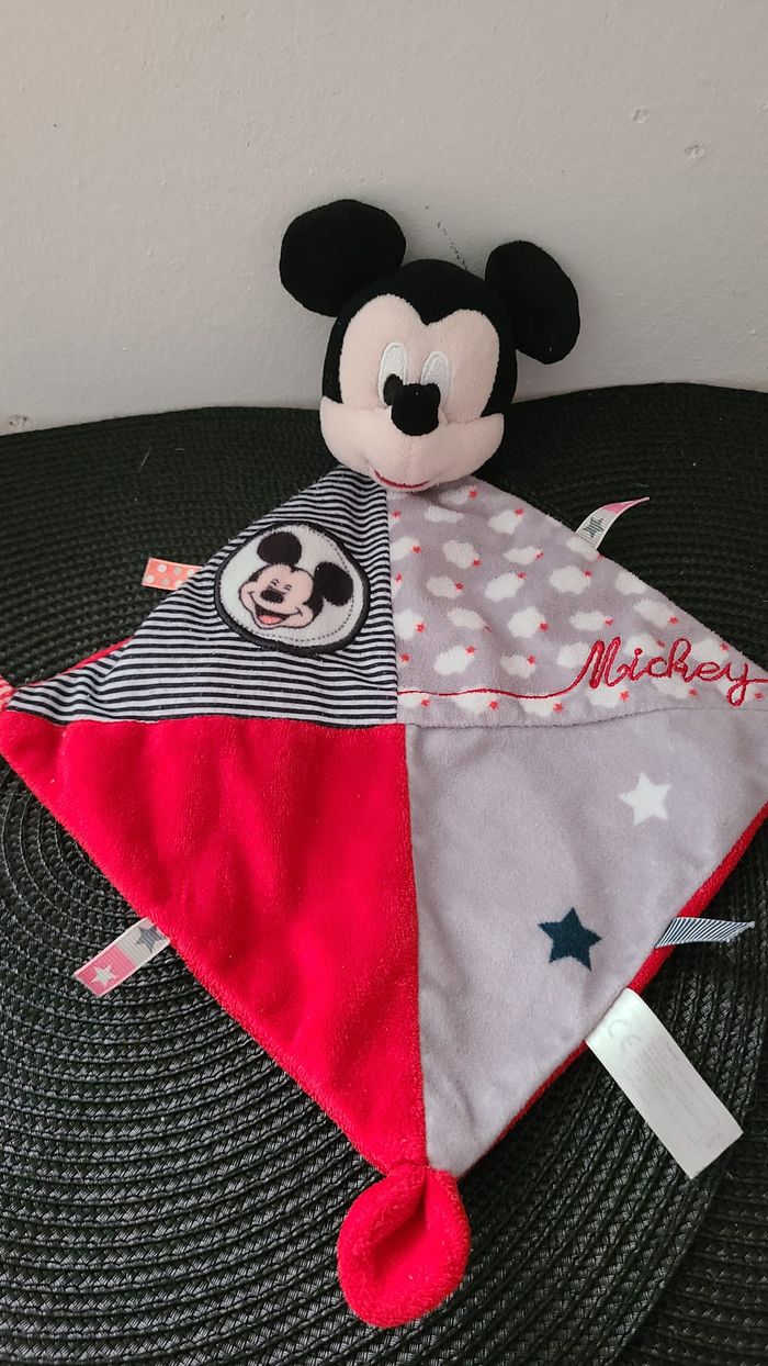 Mickey DISNEY NICOTOY doudou carré plat rouge gris et noir nuages - photo numéro 3