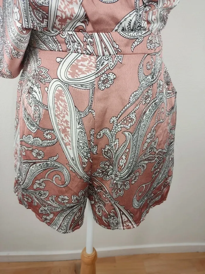 Combishort manche courte et bretelle cache-coeur rose motif paisley noir blanc taille 38 Missguided - photo numéro 6
