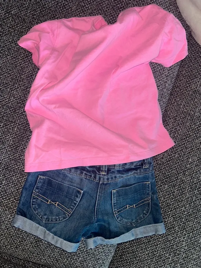 Short jean et t shirt rose - photo numéro 2