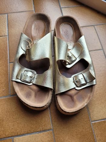 Claquettes réglables en cuir doré