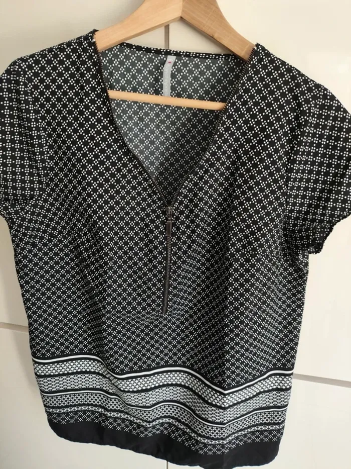 Blouse noire à motifs géométriques – Taille 40 – Très bon état - photo numéro 2