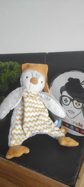 Doudou plat Pingouin blanc gris moutarde jaune tape à l'oeil tao zig zag bonnet nuit