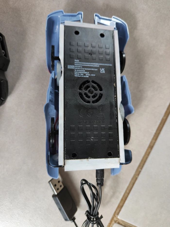 Voiture télécommandée ventouse - photo numéro 2