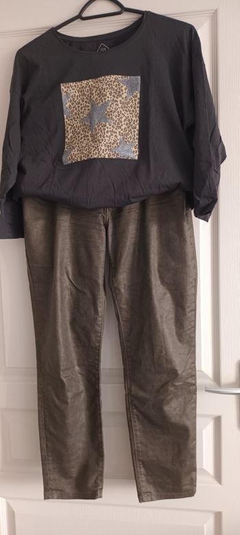 Ensemble pantalon et tee-shirt.