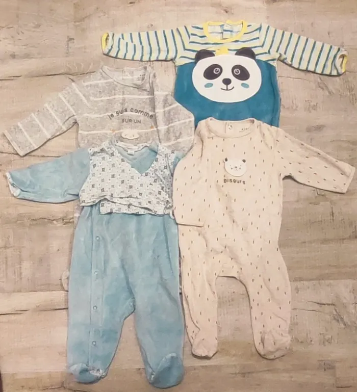Lot de 4 pyjamas velours en excellent état - garçon - 9 mois