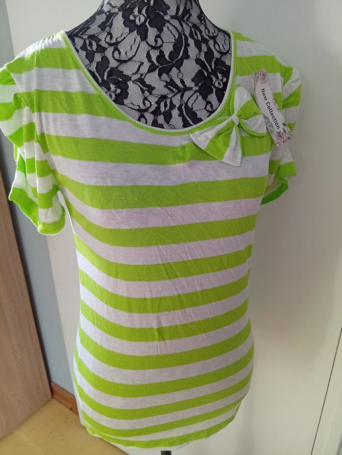 Joli tee-shirt avec p'tite dentelle à l' arrière