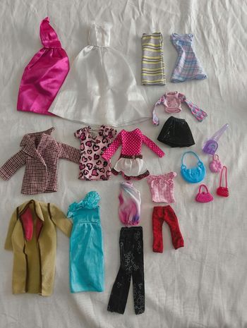 Lot vêtements barbie avec accessoires 