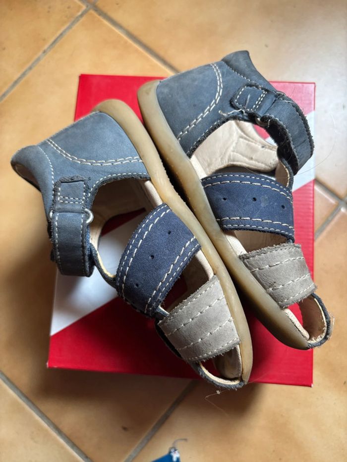 Belle paire de sandales Kickers T. 25 garçon - photo numéro 2