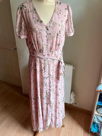 Belle robe longue mi-saison rose motifs fleuris T. 42 femme neuve avec étiquette