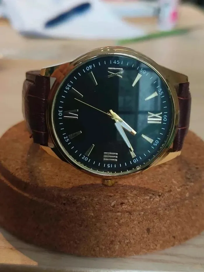Montre marron, noire, dorée, arrondie, rétro - photo numéro 2