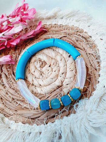 Bracelet fait-main perles tubes incurvées bleues ciel