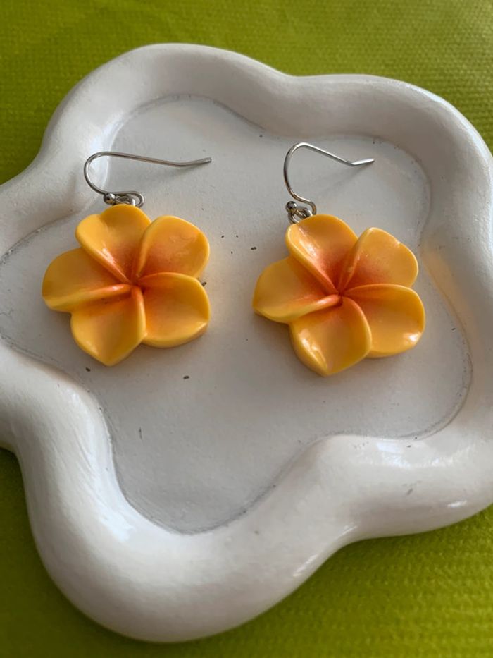 Boucles d’oreilles fleur d’hibiscus jaune en résine - photo numéro 2