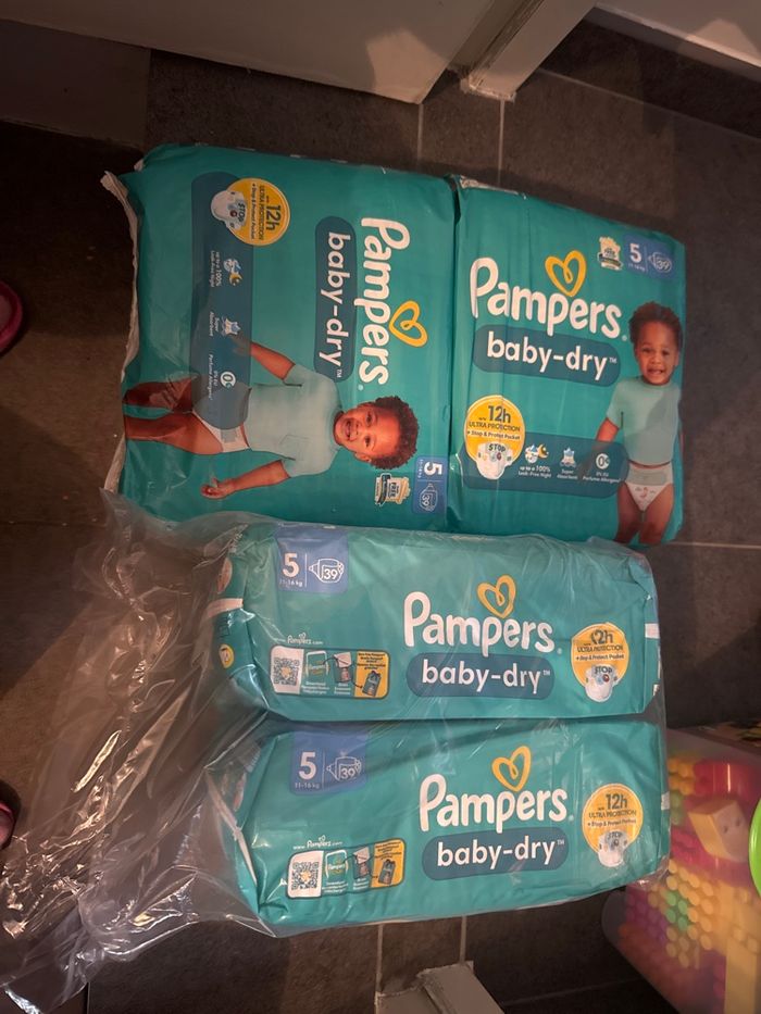 Lots couches Pampers