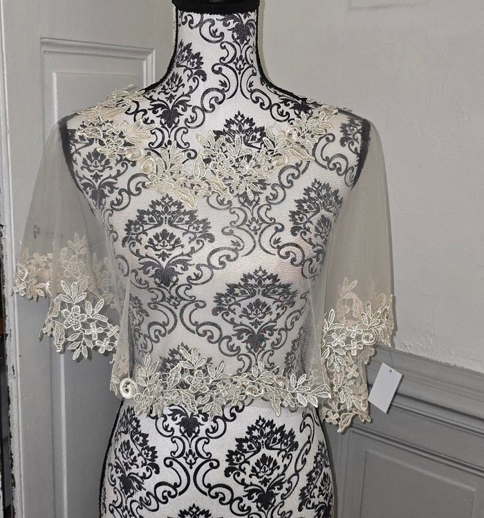 Capeline en tulle et dentelle beige mariage soiree
