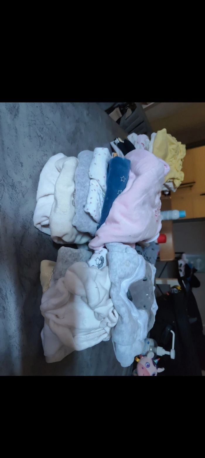 Vends vêtements 1 mois filles