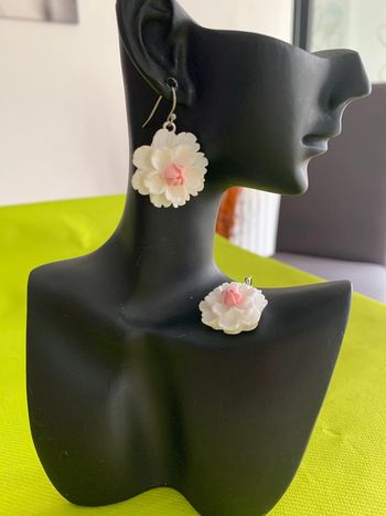 Boucles d’oreilles fleur blanche en résine