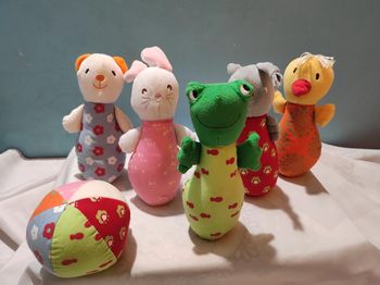 Jeu de bowling en peluches.