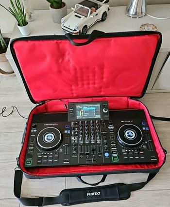 Contrôleur DJ autonome Denon DJ SC LIVE 4 avec séparation des tiges sur 4 platines, Wi-Fi