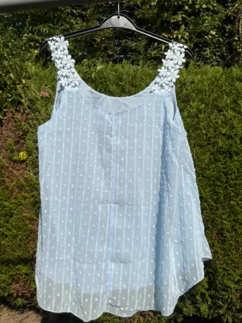 Débardeur style blouse bleu ciel avec motif dentelle floral – Marque Shein