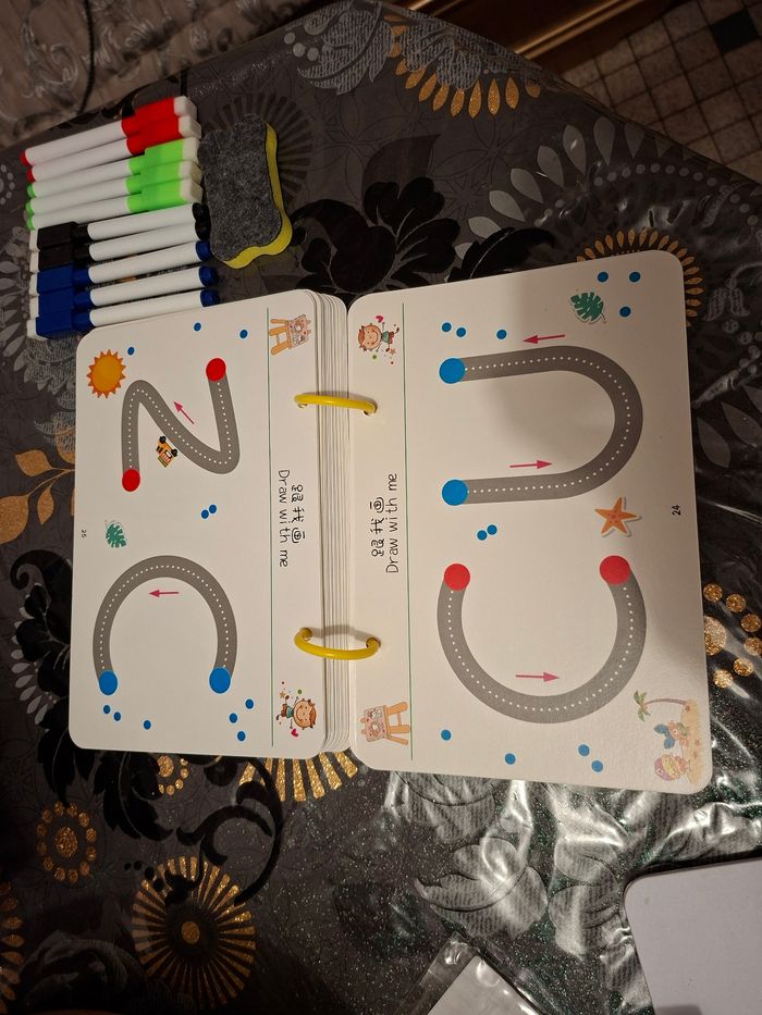 Livre magique + 10 feutres + eponge enfant age 3 ans + ecrie et efface neuf prix 5 euro - photo numéro 2