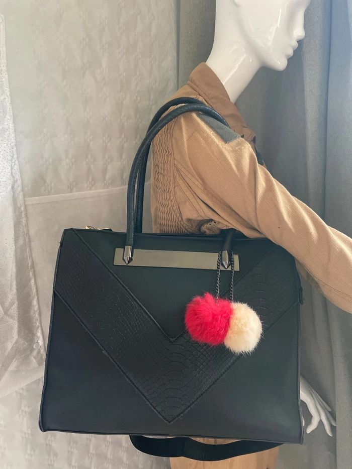 Joli sac noir, pompon - photo numéro 3
