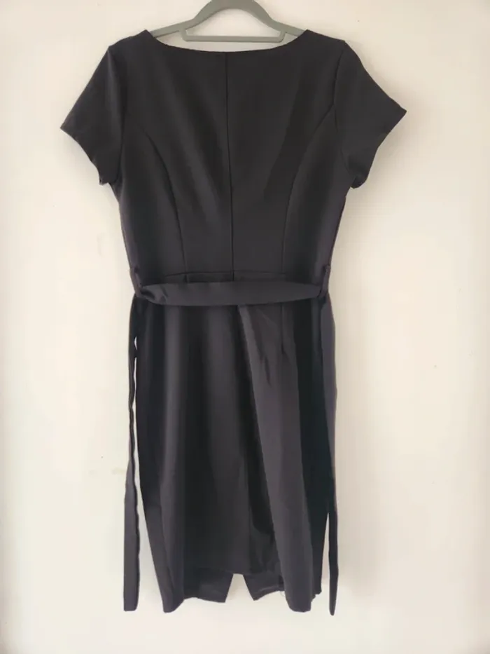 Robe noire élégante avec boutons dorés – Taille S - photo numéro 2