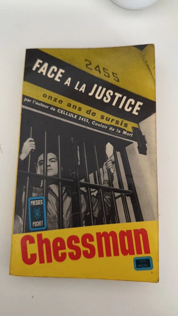 Livre face à la justice