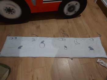 Tour de lit gris et blanc 