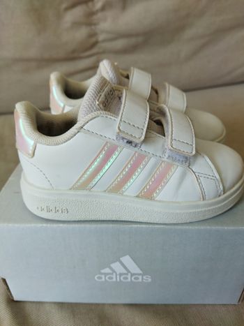 Baskets Adidas blanc iridescent pointure 23