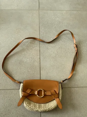 Sac à bandoulière H&M, bon état mais il y a des tâches à l'intérieur , 20x11cm