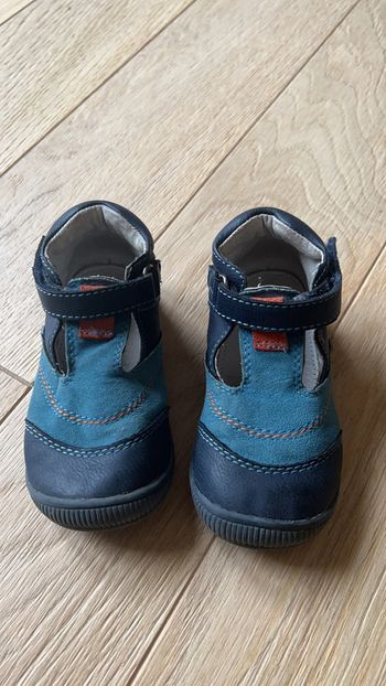 Chaussure obaibi en cuir très bon état taille 22