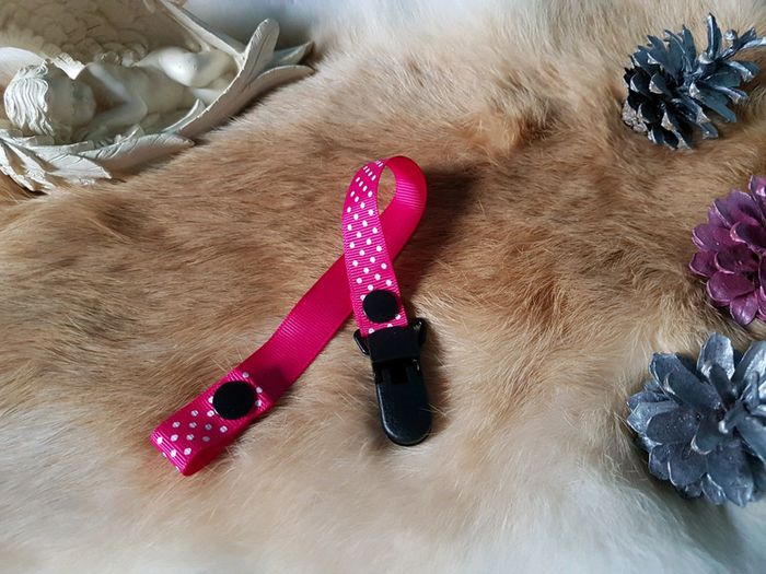 Attache tétine neuve rose fushia