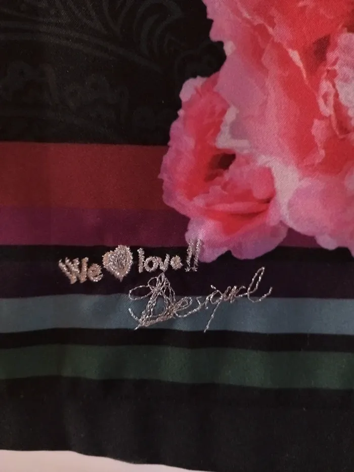 Robe Desigual noire avec fleurs roses et dentelle sur le haut taille 36 - photo numéro 3