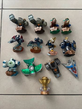 Lot 13 Figurines Skylanders Superchargers