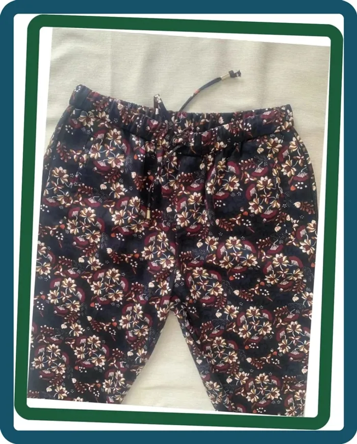 Très beau pantalon classique satiné à fleurs Kiabi 38 - photo numéro 4