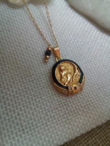 Collier médaillon cheval et pierre de grenat