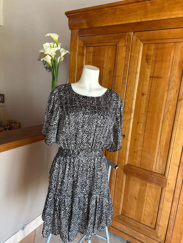 Robe femme à motifs. Avec dorures dos, collé face avant colleront.