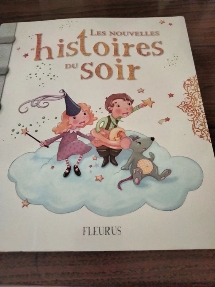 Livre intitulé les nouvelles histoires du soir Fleurus