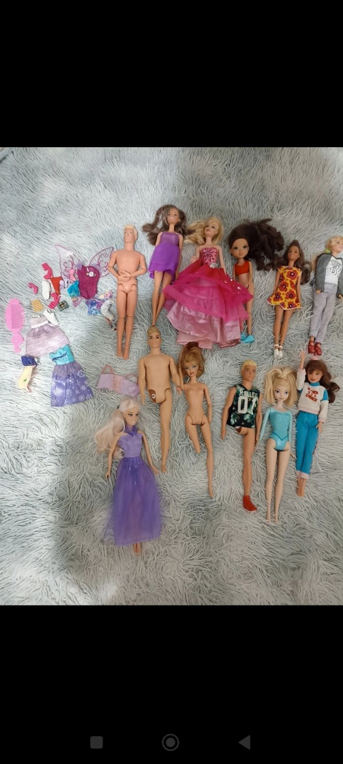 Lot de barbies et accessoires