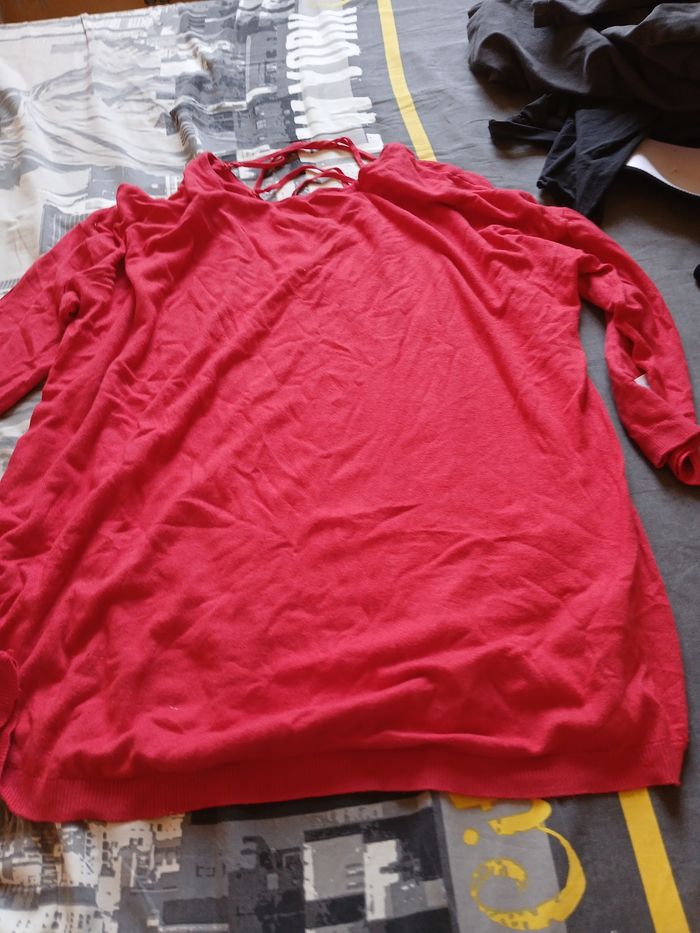 Pull rouge  taille 4648