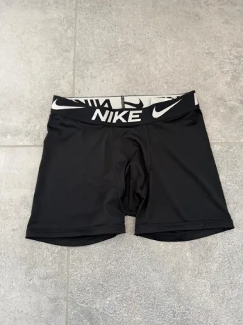 Short Nike de sport garçon gris taille 9-11 ans comme neuf