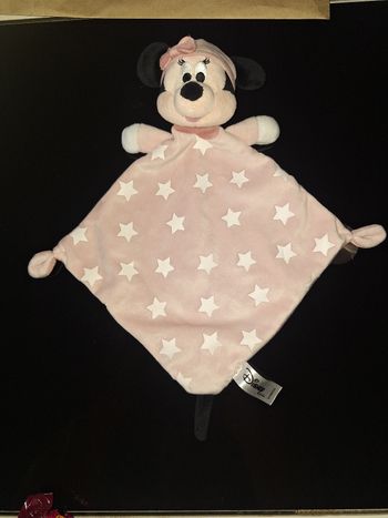 Doudou plat Souris Minnie rose avec étoiles  blanc phosphorescent DISNEY