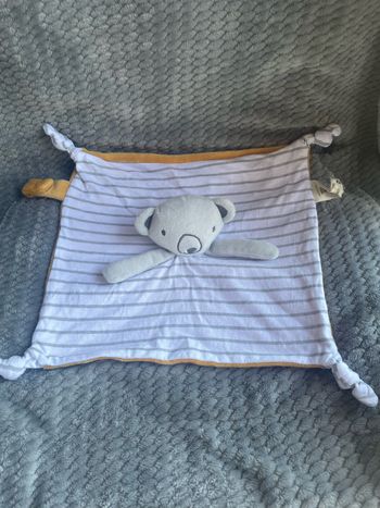Doudou plat Ours rayé gris blanc jaune moutarde Orchestra Prémaman