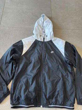 Veste réversible Nike, taille L, très bon état il y a juste une toute petite tache