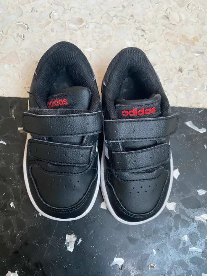 Baskets Adidas noires à scratch – Pointure 22