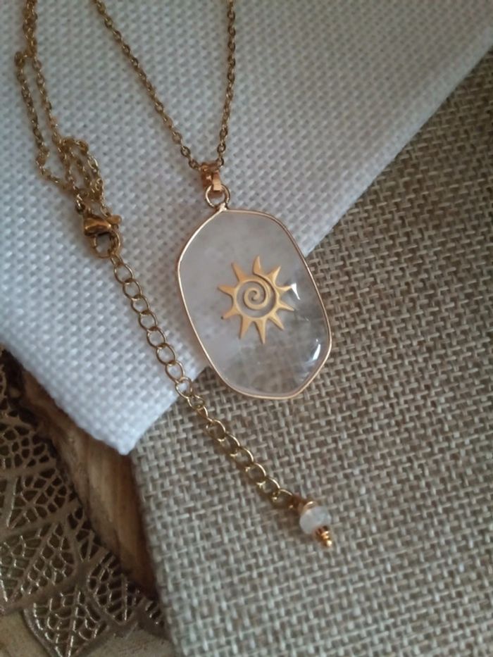 Collier pierre de cristal de quartz avec soleil bohème